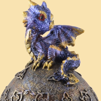 Babydrache auf Fabergeei - blau