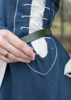 Preview: Mittelalterkleid mit Höllenfenstern  -  Bliaut Amal  -  blau/natur