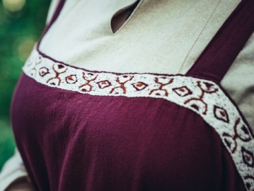 Preview: Überkleid "Halla" - handgestickte Bordüre  - rot