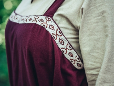 Preview: Überkleid "Halla" - handgestickte Bordüre  - rot