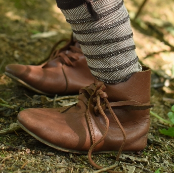 Mittelalterliche Kinderschuhe mit Schnürverschluss