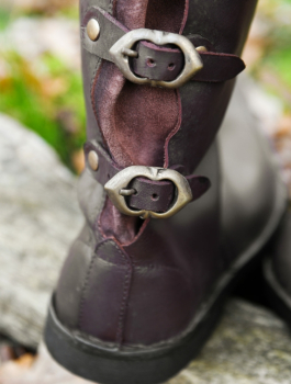 Schnabelstiefel mit drei Schnallen - dunkelbraun