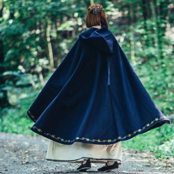 Preview: Wollumhang "Ásidís" mit Handstickerei - blau