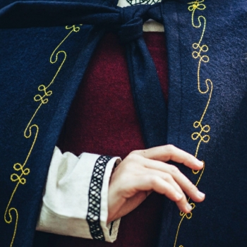 Preview: Wollumhang "Ásidís" mit Handstickerei - blau