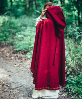 Preview: Wollumhang "Ásidís" mit Handstickerei - rot