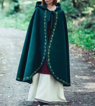 Preview: Wollumhang "Ásidís" mit Handstickerei - grün