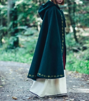 Preview: Wollumhang "Ásidís" mit Handstickerei - grün