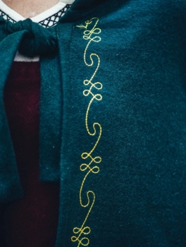 Preview: Wollumhang "Ásidís" mit Handstickerei - grün