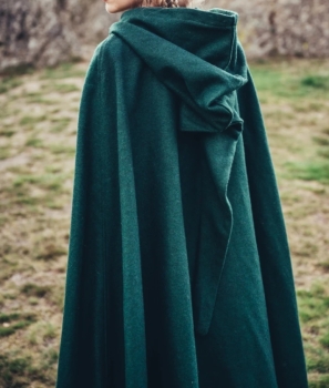 Preview: Wollumhang mit Stickerei "Alma" - grün