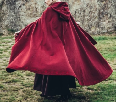 Preview: Wollumhang mit Stickerei "Alma" - rot