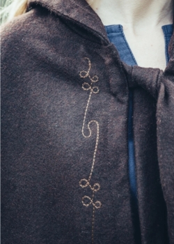 Preview: Wollumhang mit Stickerei "Alma" - braun