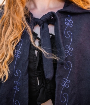 Preview: Wollumhang mit Stickerei "Alma" - blau