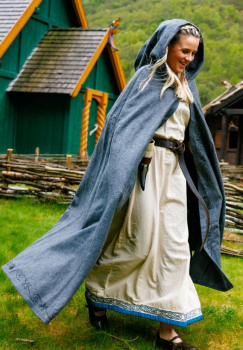 Wollumhang mit Stickerei "Alma" - grau