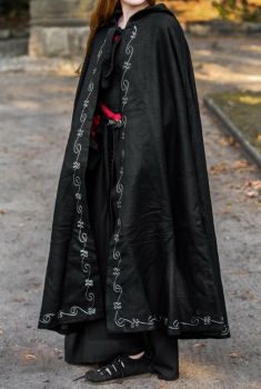 Preview: Wollumhang mit Stickerei 