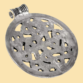 Rundes Amulett im Borrestil - versilbert