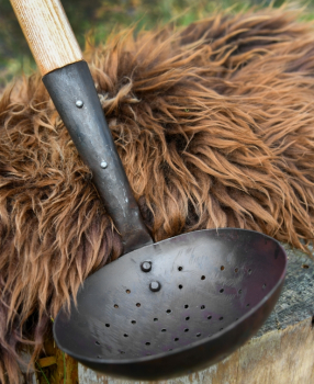 Preview: Große Mittelalter-Schaumkelle - mit Griff aus Eschenholz