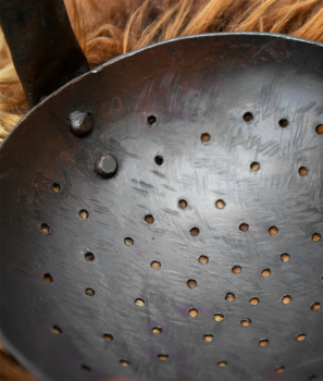 Preview: Große Mittelalter-Schaumkelle - mit Griff aus Eschenholz