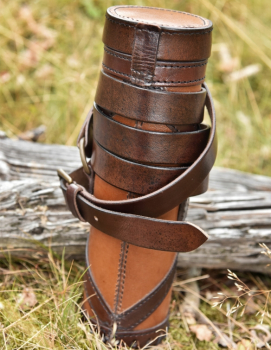 Preview: Römische Capsa -  Schriftrollenbehälter aus Leder - mit 3 Schriftrollen