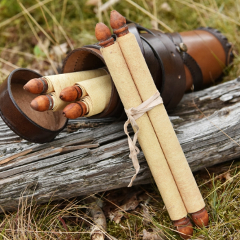 Preview: Römische Capsa -  Schriftrollenbehälter aus Leder - mit 3 Schriftrollen