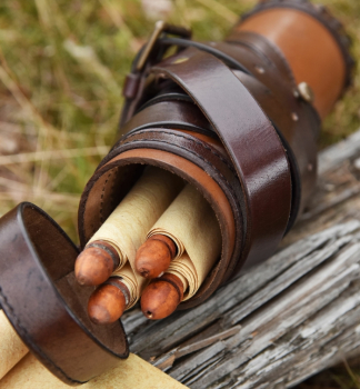 Preview: Römische Capsa -  Schriftrollenbehälter aus Leder - mit 3 Schriftrollen