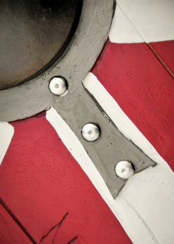 Preview: LARP Wikinger Schild Bjornir - rot/weiß - 60 cm