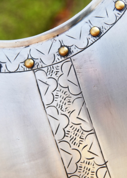 Preview: Mittelalterlicher Brustpanzer - mit Gravierungen -  Stahl