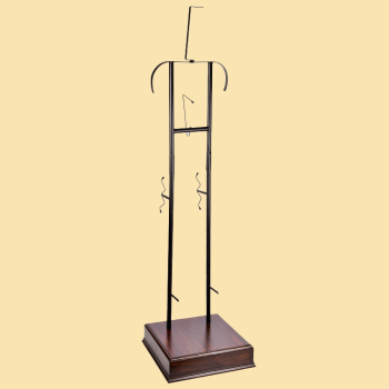 Universeller Rüstungsständer aus Metall mit Podest aus braunem Holz