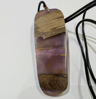 Preview: Kette mit Anhänger aus Holz und Harz - 1