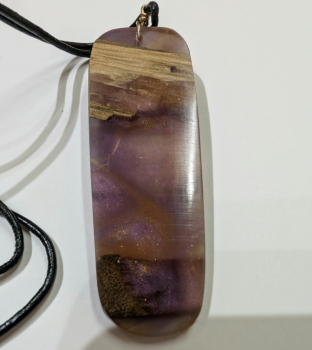 Preview: Kette mit Anhänger aus Holz und Harz - 1