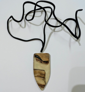 Kette mit Anhänger aus Holz und Harz - 2