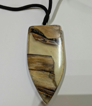 Preview: Kette mit Anhänger aus Holz und Harz - 2