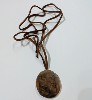 Kette mit Anhänger aus Holz und Harz - 3