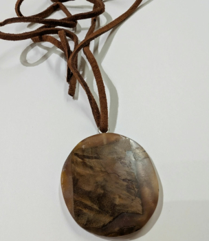 Preview: Kette mit Anhänger aus Holz und Harz - 3