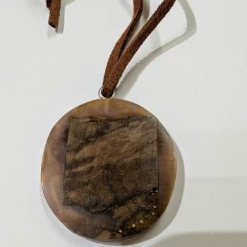 Preview: Kette mit Anhänger aus Holz und Harz - 3