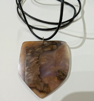 Preview: Kette mit Anhänger aus Holz und Harz - 4