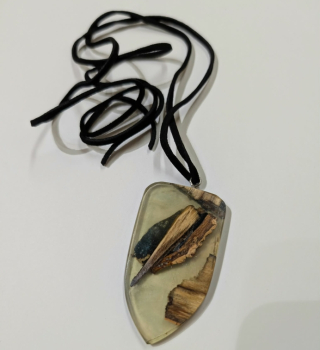 Kette mit Anhänger aus Holz und Harz - 5
