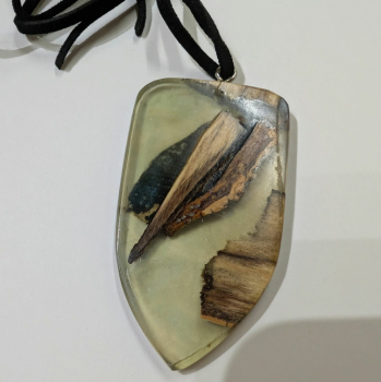 Preview: Kette mit Anhänger aus Holz und Harz - 5