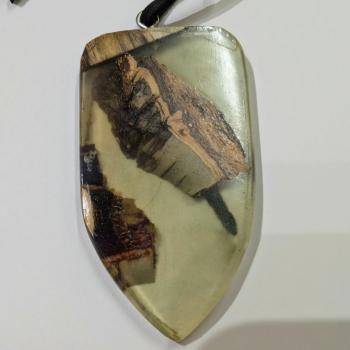 Preview: Kette mit Anhänger aus Holz und Harz - 5