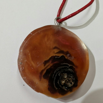 Preview: Kette mit Anhänger aus Harz mit Tannenzapfen