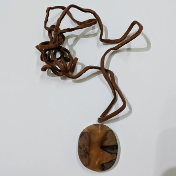 Kette mit Anhänger aus Holz und Harz - 7