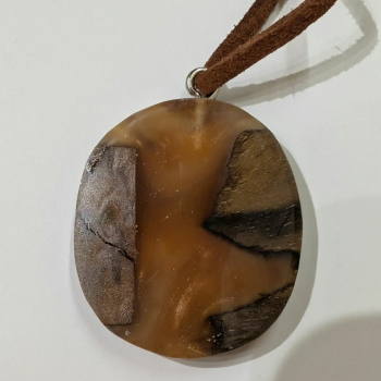 Preview: Kette mit Anhänger aus Holz und Harz - 7