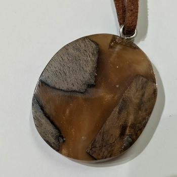 Preview: Kette mit Anhänger aus Holz und Harz - 7