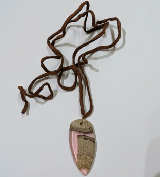 Kette mit Anhänger aus Holz und Harz - 8