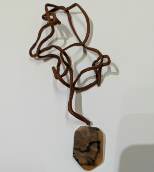 Kette mit Anhänger aus Holz und Harz - 9