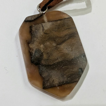 Preview: Kette mit Anhänger aus Holz und Harz - 9