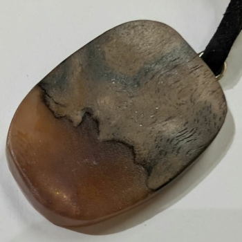 Preview: Kette mit Anhänger aus Holz und Harz - 11