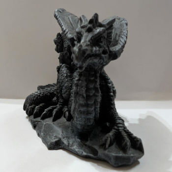kleiner liegender schwarzer Drache
