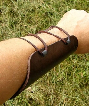 Preview: Armschützer für Bogenschützen - geprägt - braun