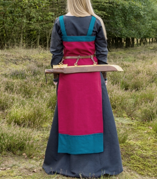 Schürzenkleid Hilja mit Stickerei - rot