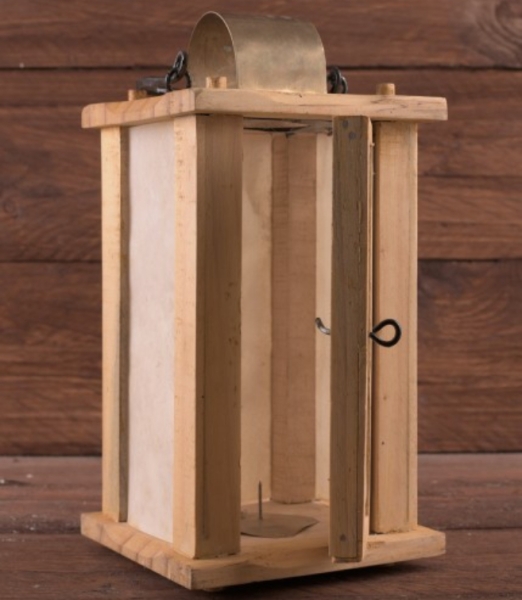 Holzlaterne mit Rohhaut-Fenstern